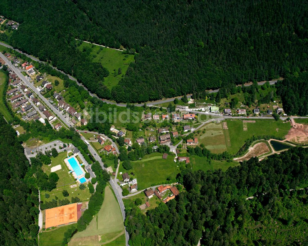 Calmbach aus der Vogelperspektive: Dorf - Ansicht am Rande von Waldgebieten in Calmbach im Bundesland Baden-Württemberg, Deutschland