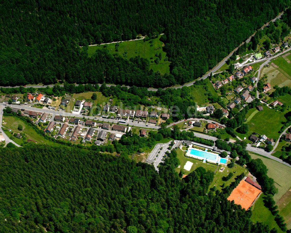 Luftbild Calmbach - Dorf - Ansicht am Rande von Waldgebieten in Calmbach im Bundesland Baden-Württemberg, Deutschland