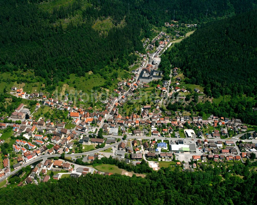 Calmbach von oben - Dorf - Ansicht am Rande von Waldgebieten in Calmbach im Bundesland Baden-Württemberg, Deutschland
