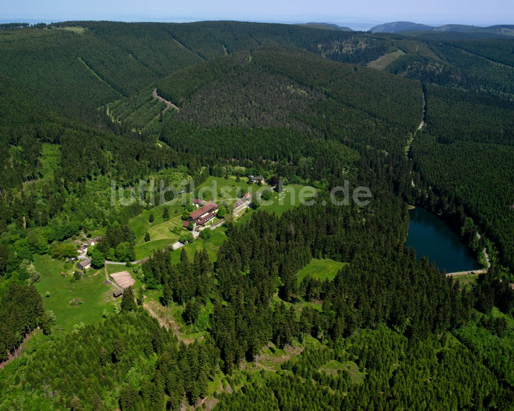 Clausthal-Zellerfeld von oben - Dorf - Ansicht am Rande von Waldgebieten in Clausthal-Zellerfeld im Bundesland Niedersachsen, Deutschland