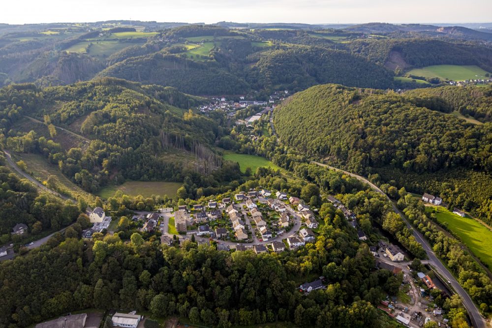 Dahl aus der Vogelperspektive: Dorf - Ansicht am Rande von Waldgebieten in Dahl im Bundesland Nordrhein-Westfalen, Deutschland