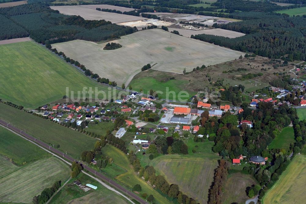 Luftaufnahme Dersenow - Dorf - Ansicht am Rande Waldgebieten in Dersenow im Bundesland Mecklenburg-Vorpommern, Deutschland