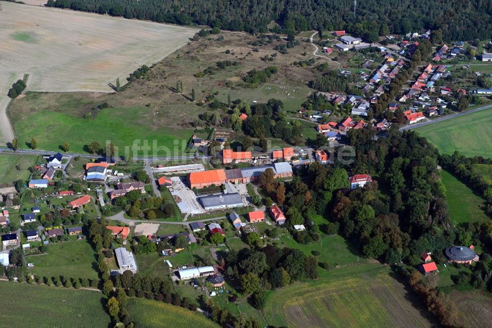 Dersenow von oben - Dorf - Ansicht am Rande Waldgebieten in Dersenow im Bundesland Mecklenburg-Vorpommern, Deutschland
