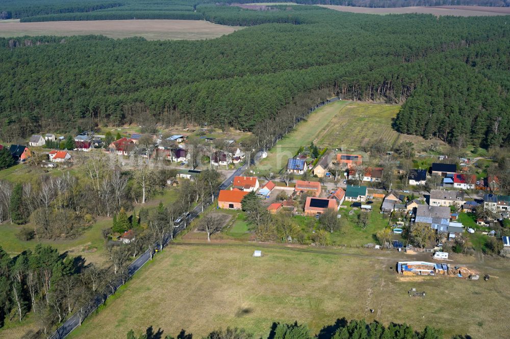 Luftaufnahme Dierberg - Dorf - Ansicht am Rande von Waldgebieten in Dierberg im Bundesland Brandenburg, Deutschland