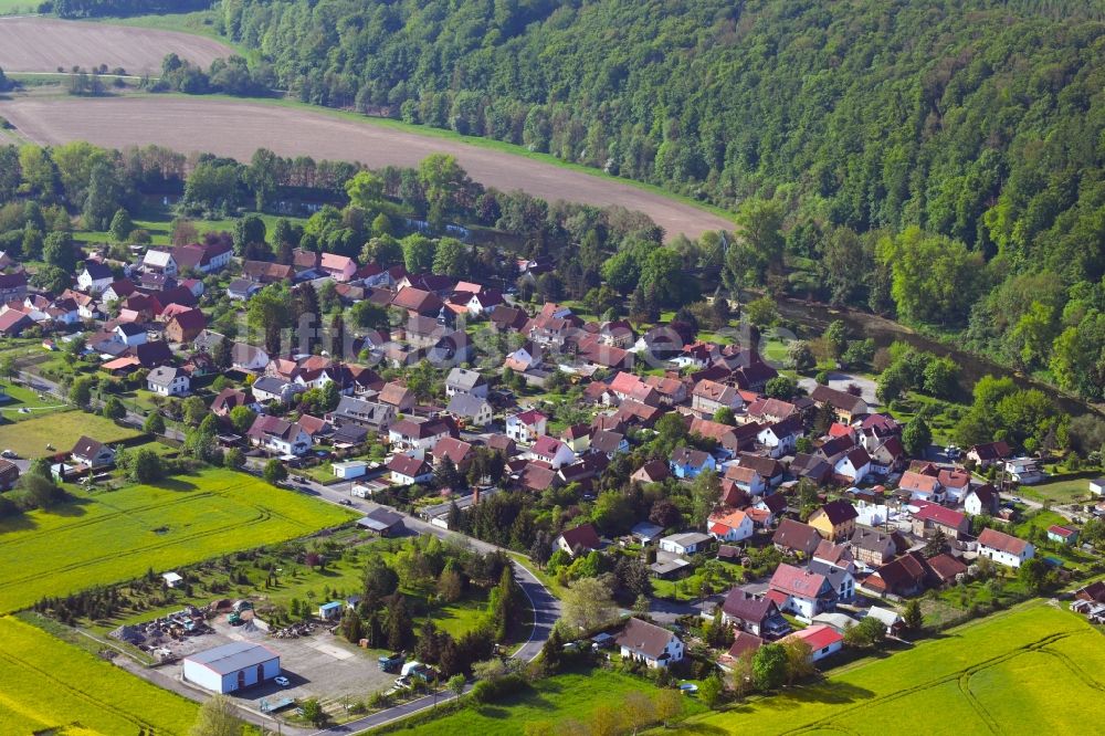 Ebenshausen aus der Vogelperspektive: Dorf - Ansicht am Rande Waldgebieten in Ebenshausen im Bundesland Thüringen, Deutschland