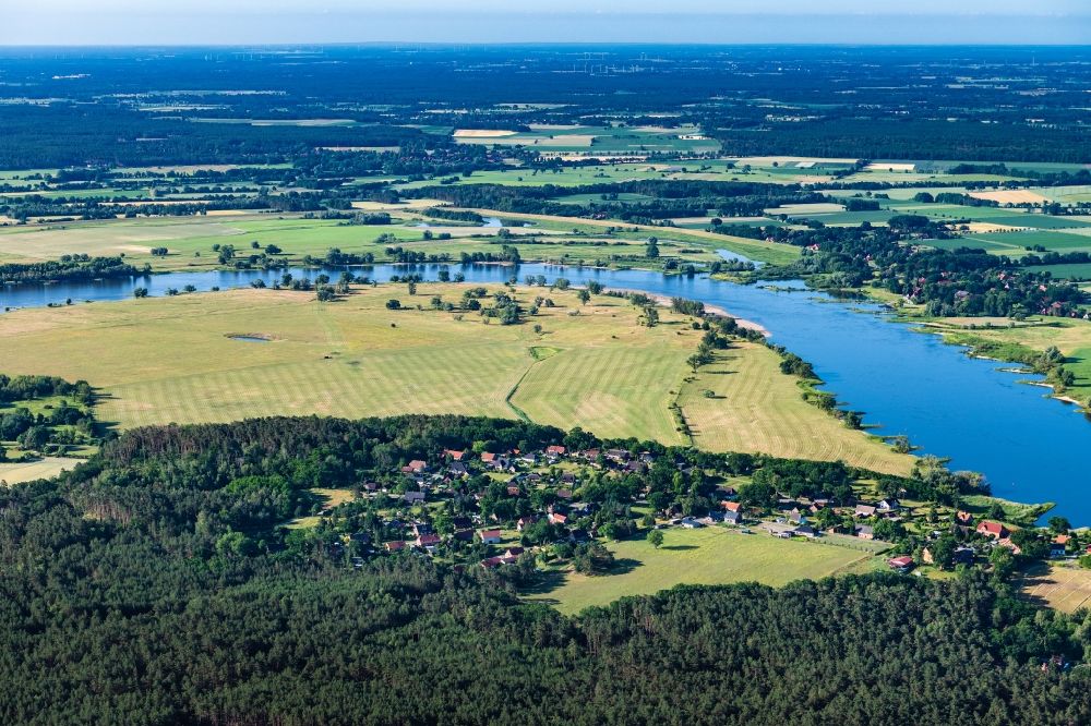 Rüterberg von oben - Dorf - Ansicht am Rande Waldgebieten an der Elbe in Rüterberg im Bundesland Mecklenburg-Vorpommern, Deutschland