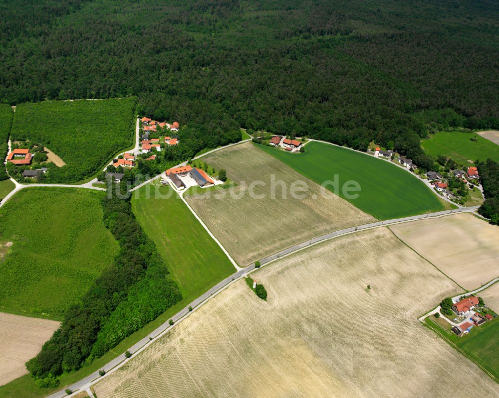 Luftaufnahme Emmerting - Dorf - Ansicht am Rande Waldgebieten in Emmerting im Bundesland Bayern, Deutschland
