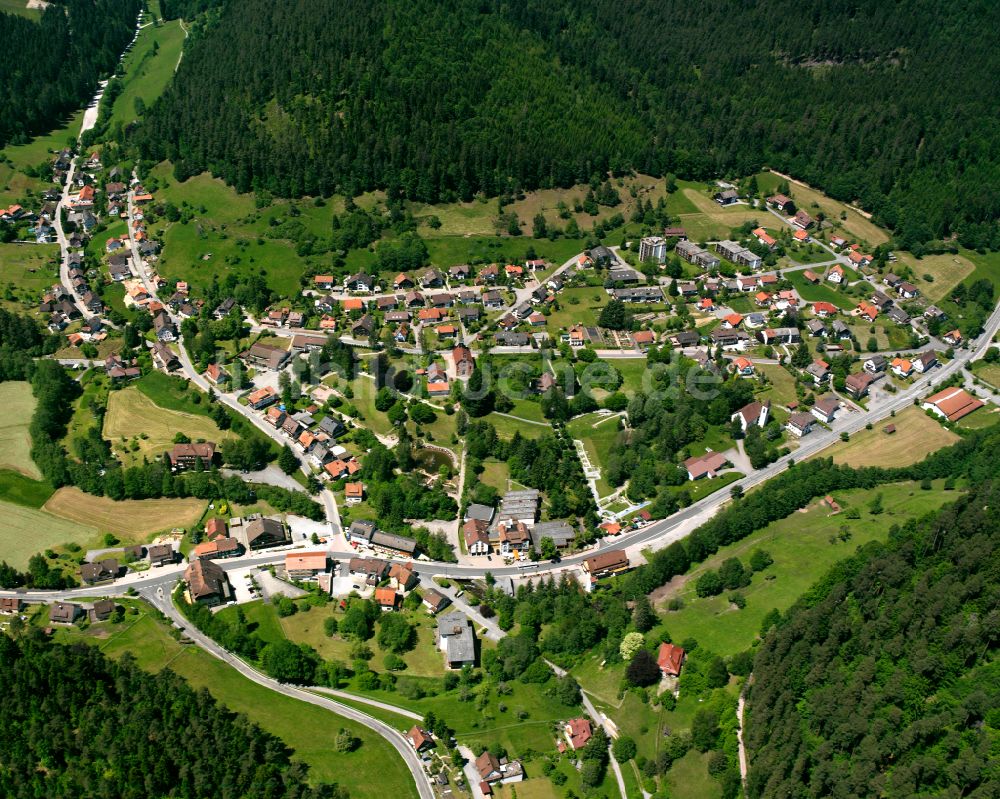 Enzklösterle aus der Vogelperspektive: Dorf - Ansicht am Rande von Waldgebieten in Enzklösterle im Bundesland Baden-Württemberg, Deutschland
