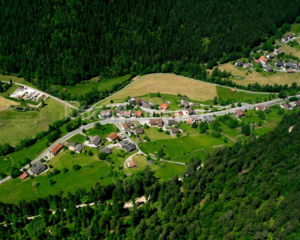 Enzklösterle von oben - Dorf - Ansicht am Rande von Waldgebieten in Enzklösterle im Bundesland Baden-Württemberg, Deutschland