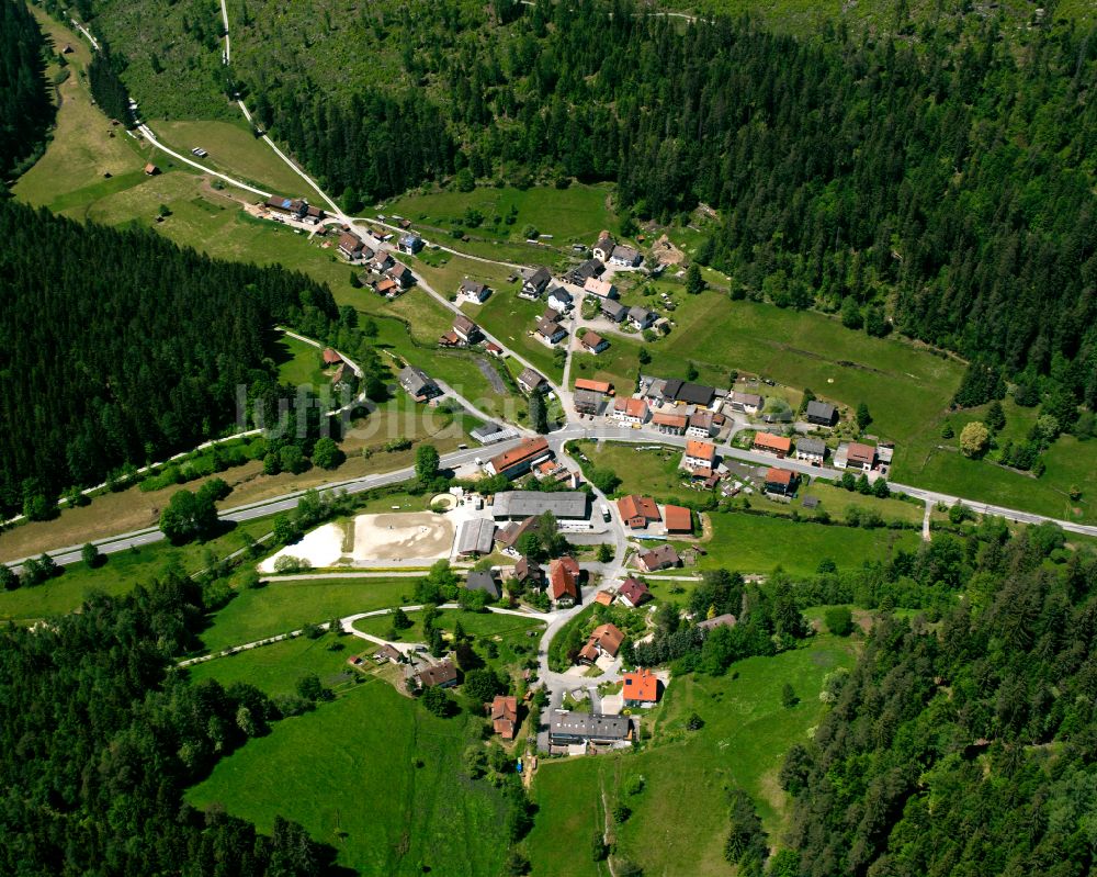 Luftaufnahme Enzklösterle - Dorf - Ansicht am Rande von Waldgebieten in Enzklösterle im Bundesland Baden-Württemberg, Deutschland