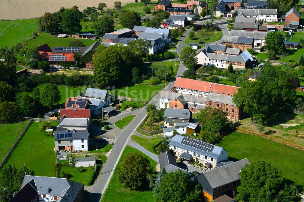 Luftaufnahme Erbengrün - Dorf - Ansicht am Rande von Waldgebieten in Erbengrün im Bundesland Thüringen, Deutschland
