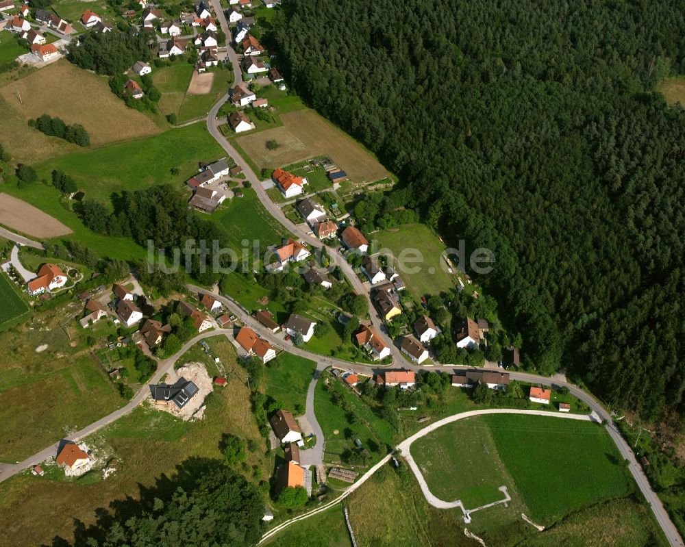Erlmühle aus der Vogelperspektive: Dorf - Ansicht am Rande Waldgebieten in Erlmühle im Bundesland Bayern, Deutschland