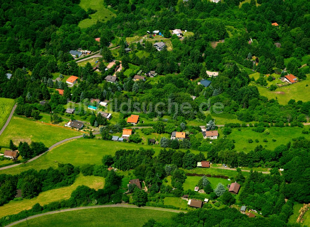 Falkenstein aus der Vogelperspektive: Dorf - Ansicht am Rande von Waldgebieten in Falkenstein im Bundesland Rheinland-Pfalz, Deutschland