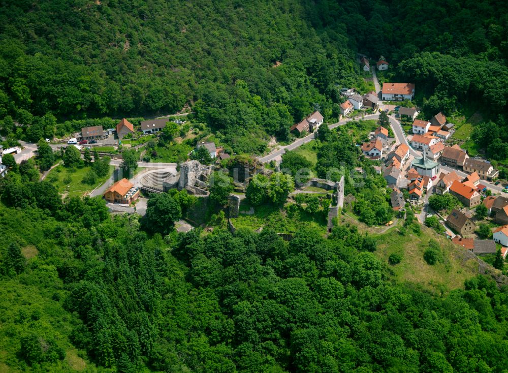Luftaufnahme Falkenstein - Dorf - Ansicht am Rande von Waldgebieten in Falkenstein im Bundesland Rheinland-Pfalz, Deutschland