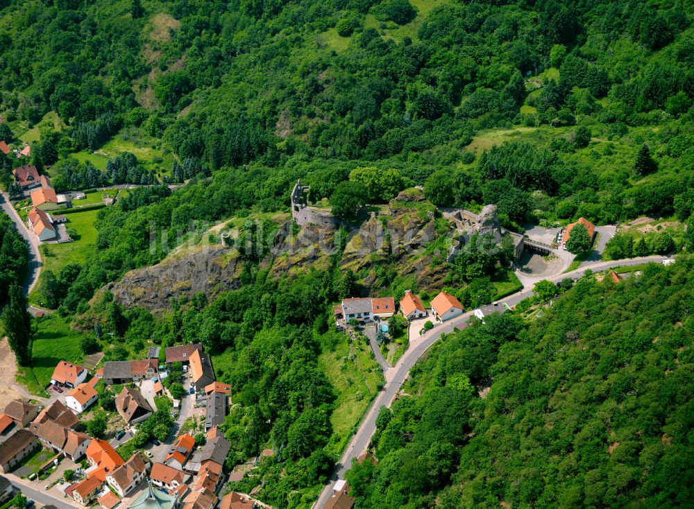 Falkenstein aus der Vogelperspektive: Dorf - Ansicht am Rande von Waldgebieten in Falkenstein im Bundesland Rheinland-Pfalz, Deutschland