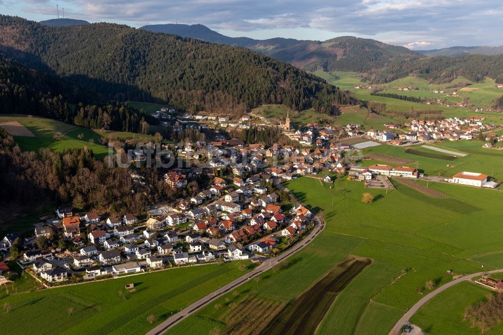 Luftaufnahme Fischerbach - Dorf - Ansicht am Rande Waldgebieten in Fischerbach im Bundesland Baden-Württemberg, Deutschland
