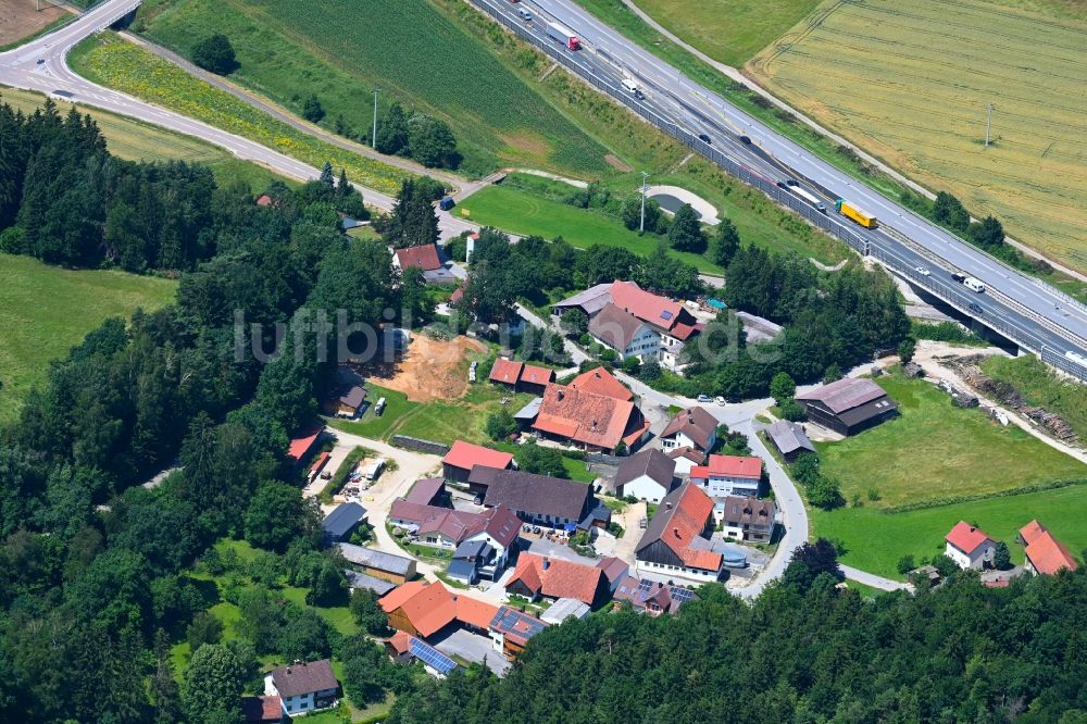 Luftbild Frickenhofen - Dorf - Ansicht am Rande Waldgebieten in Frickenhofen im Bundesland Bayern, Deutschland