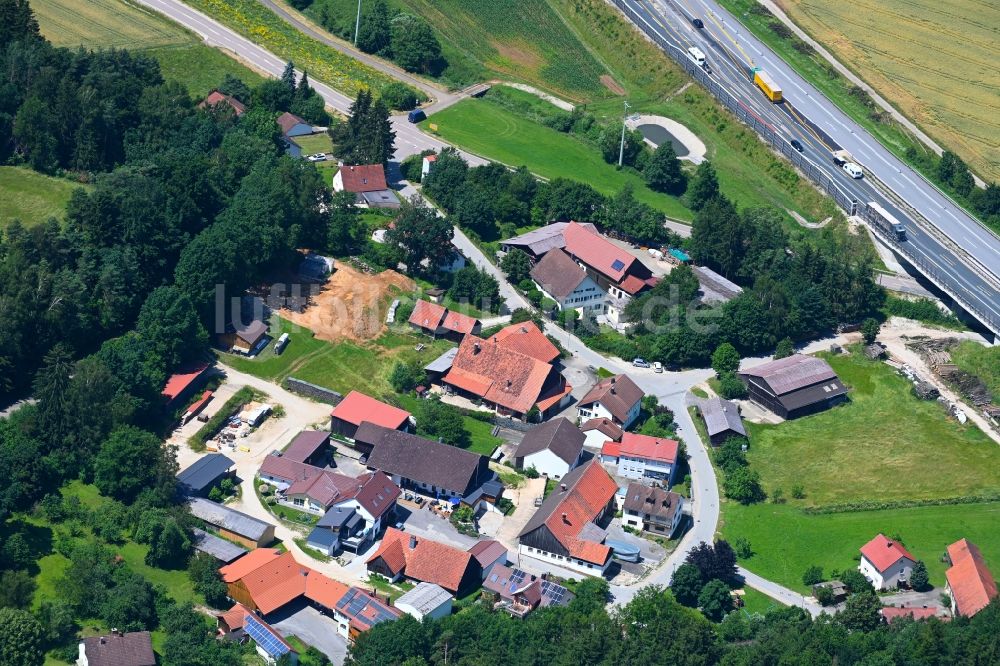 Frickenhofen von oben - Dorf - Ansicht am Rande Waldgebieten in Frickenhofen im Bundesland Bayern, Deutschland