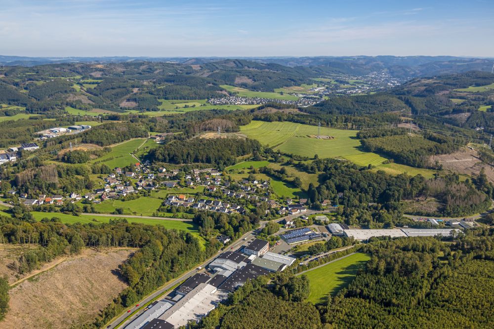 Friedlin aus der Vogelperspektive: Dorf - Ansicht am Rande von Waldgebieten in Friedlin im Bundesland Nordrhein-Westfalen, Deutschland