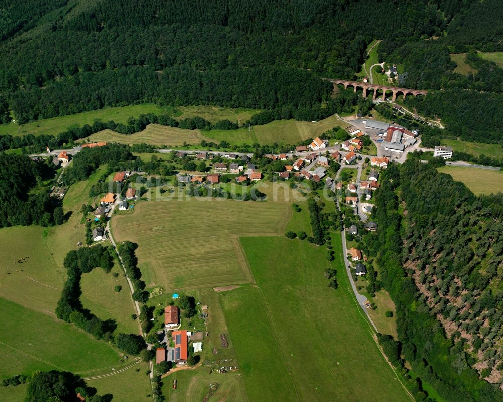 Luftaufnahme Friedrichsdorf - Dorf - Ansicht am Rande Waldgebieten in Friedrichsdorf im Bundesland Baden-Württemberg, Deutschland