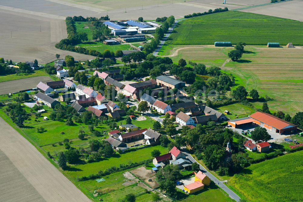 Luftaufnahme Garrey - Dorf - Ansicht am Rande von Waldgebieten in Garrey im Bundesland Brandenburg, Deutschland
