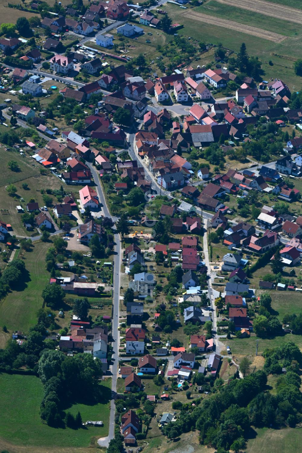 Gethles aus der Vogelperspektive: Dorf - Ansicht am Rande von Waldgebieten in Gethles im Bundesland Thüringen, Deutschland