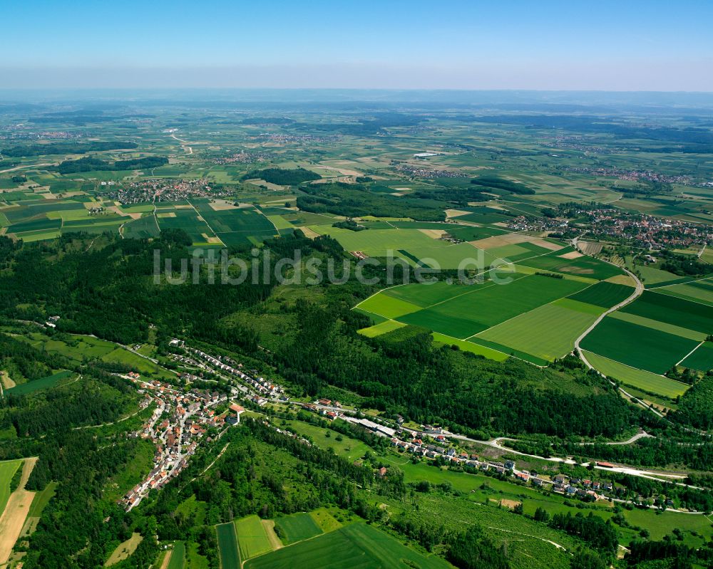 Gündringen aus der Vogelperspektive: Dorf - Ansicht am Rande von Waldgebieten in Gündringen im Bundesland Baden-Württemberg, Deutschland