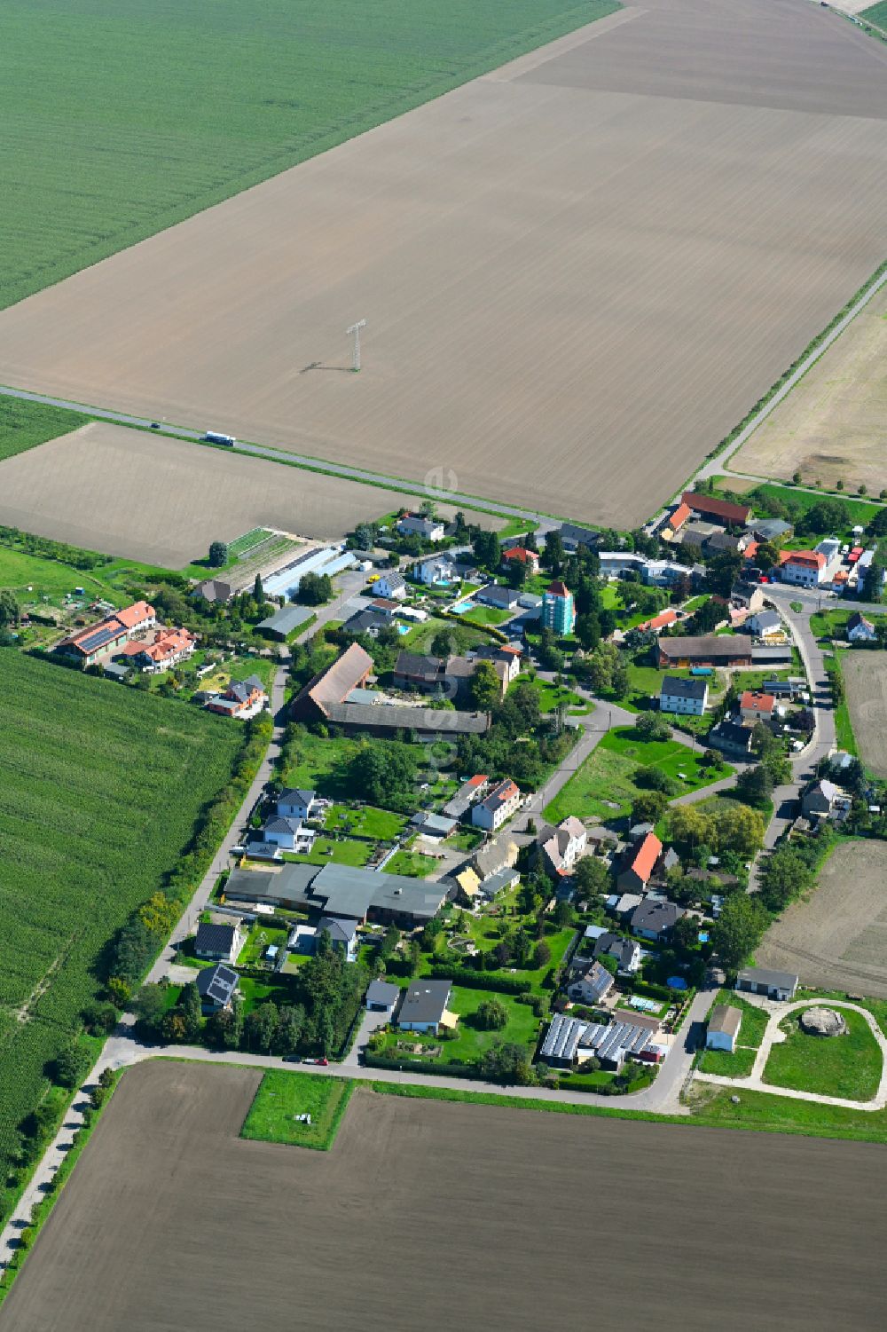 Günthersdorf aus der Vogelperspektive: Dorf - Ansicht am Rande von Waldgebieten in Günthersdorf im Bundesland Sachsen, Deutschland