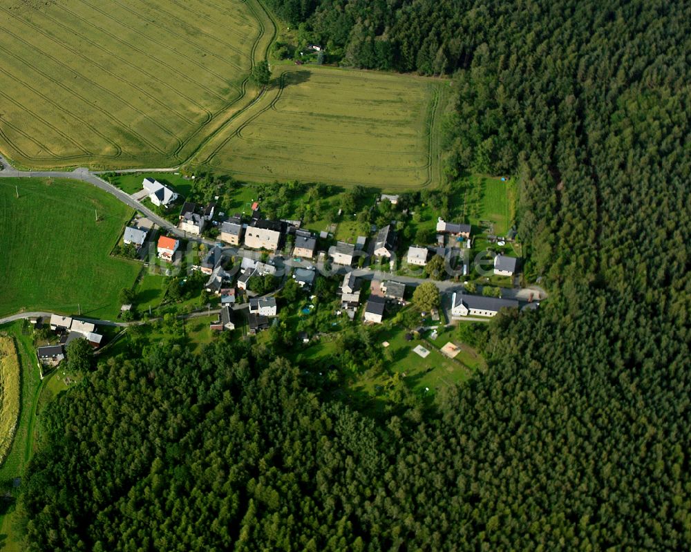 Luftaufnahme Gommla - Dorf - Ansicht am Rande von Waldgebieten in Gommla im Bundesland Thüringen, Deutschland
