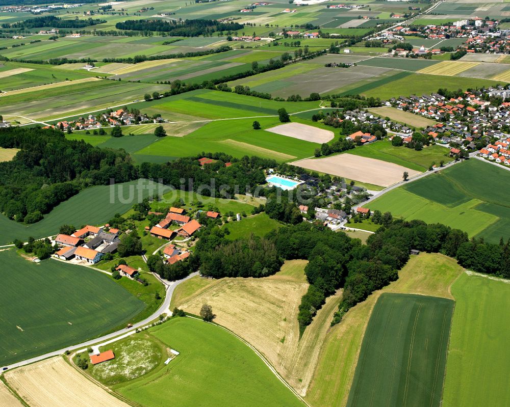 Luftaufnahme Graming - Dorf - Ansicht am Rande Waldgebieten in Graming im Bundesland Bayern, Deutschland