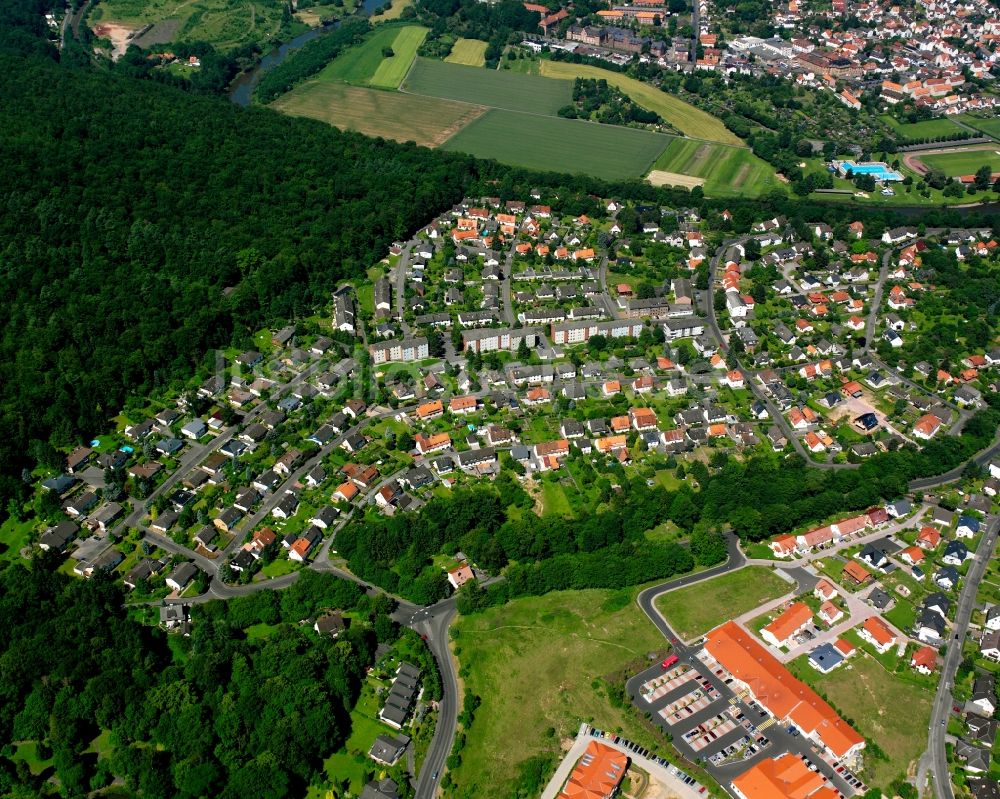 Hann. Münden aus der Vogelperspektive: Dorf - Ansicht am Rande Waldgebieten in Hann. Münden im Bundesland Niedersachsen, Deutschland