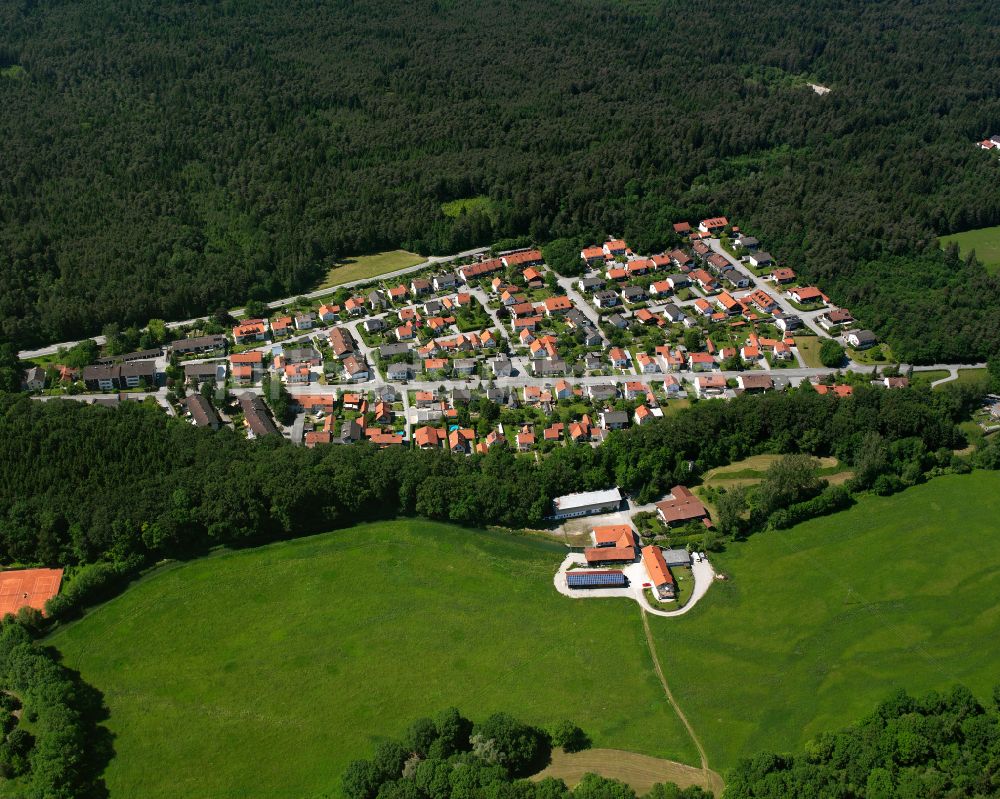 Hartfeld aus der Vogelperspektive: Dorf - Ansicht am Rande Waldgebieten in Hartfeld im Bundesland Bayern, Deutschland