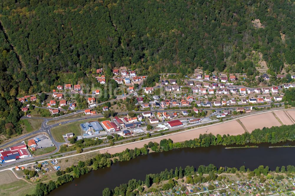 Hasloch aus der Vogelperspektive: Dorf - Ansicht am Rande von Waldgebieten in Hasloch im Bundesland Bayern, Deutschland