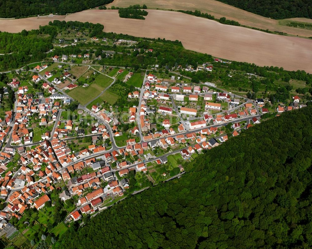 Heyerode aus der Vogelperspektive: Dorf - Ansicht am Rande Waldgebieten in Heyerode im Bundesland Thüringen, Deutschland
