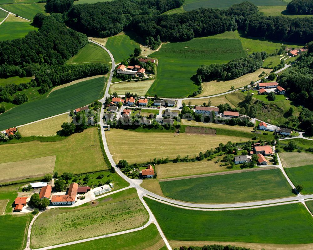 Hirten von oben - Dorf - Ansicht am Rande Waldgebieten in Hirten im Bundesland Bayern, Deutschland
