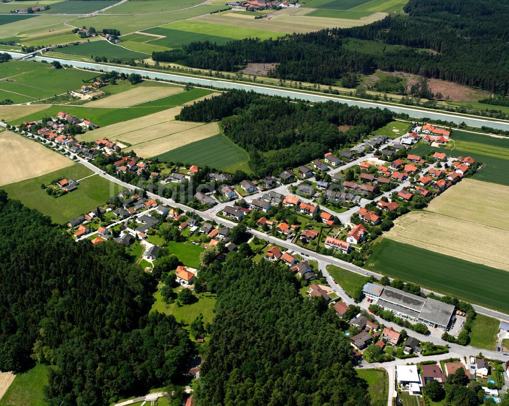 Hölzling aus der Vogelperspektive: Dorf - Ansicht am Rande Waldgebieten in Hölzling im Bundesland Bayern, Deutschland