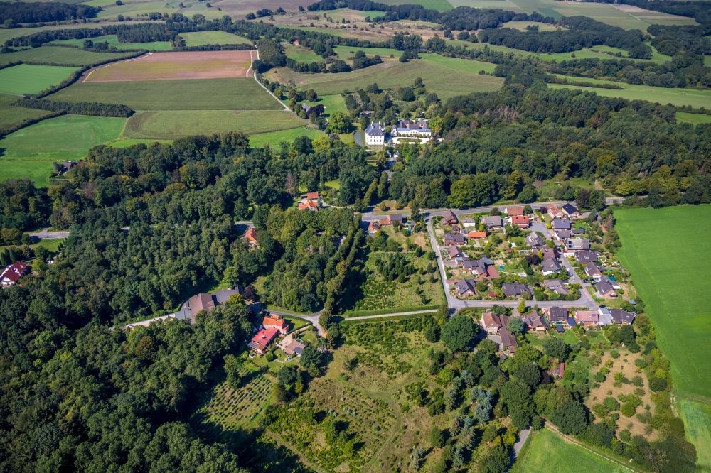 Hünxe von oben - Dorf - Ansicht am Rande Waldgebieten in Hünxe im Bundesland Nordrhein-Westfalen, Deutschland