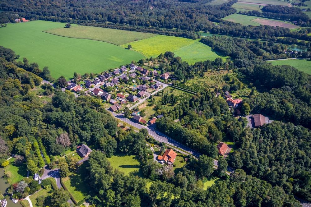 Luftaufnahme Hünxe - Dorf - Ansicht am Rande Waldgebieten in Hünxe im Bundesland Nordrhein-Westfalen, Deutschland