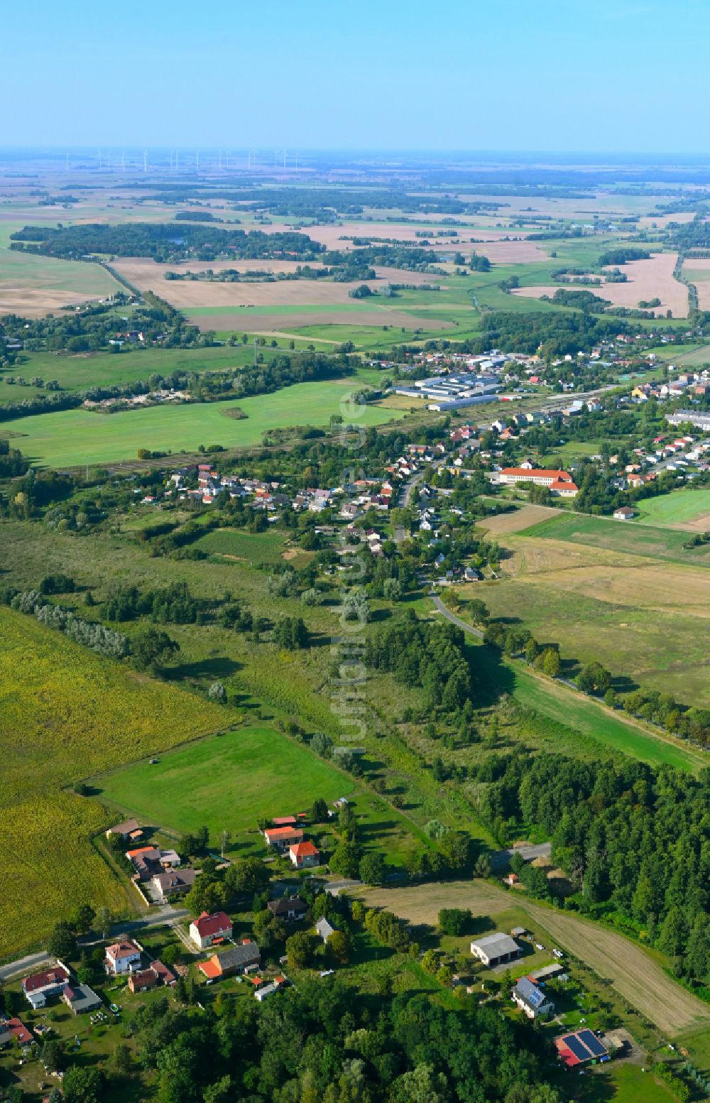 Luftaufnahme Hohenreinkendorf - Dorf - Ansicht am Rande von Waldgebieten in Hohenreinkendorf im Bundesland Brandenburg, Deutschland