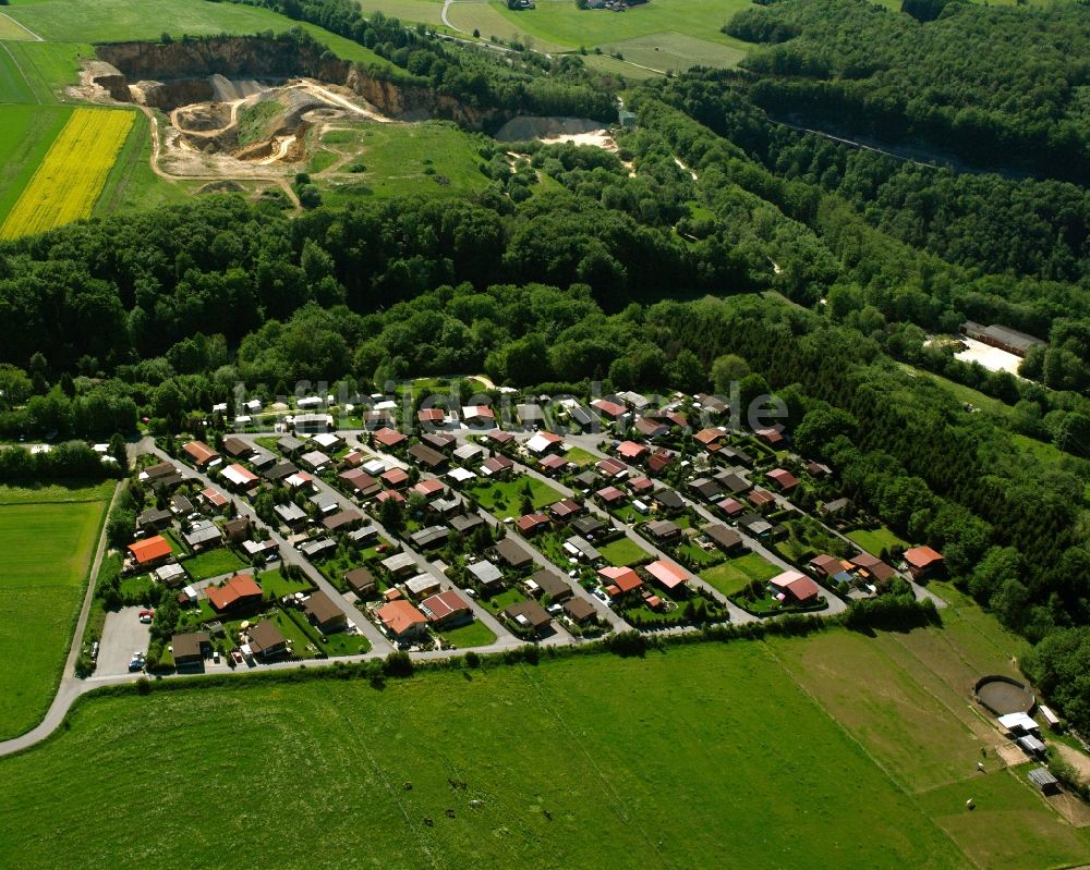 Hohenstadt aus der Vogelperspektive: Dorf - Ansicht am Rande Waldgebieten in Hohenstadt im Bundesland Baden-Württemberg, Deutschland