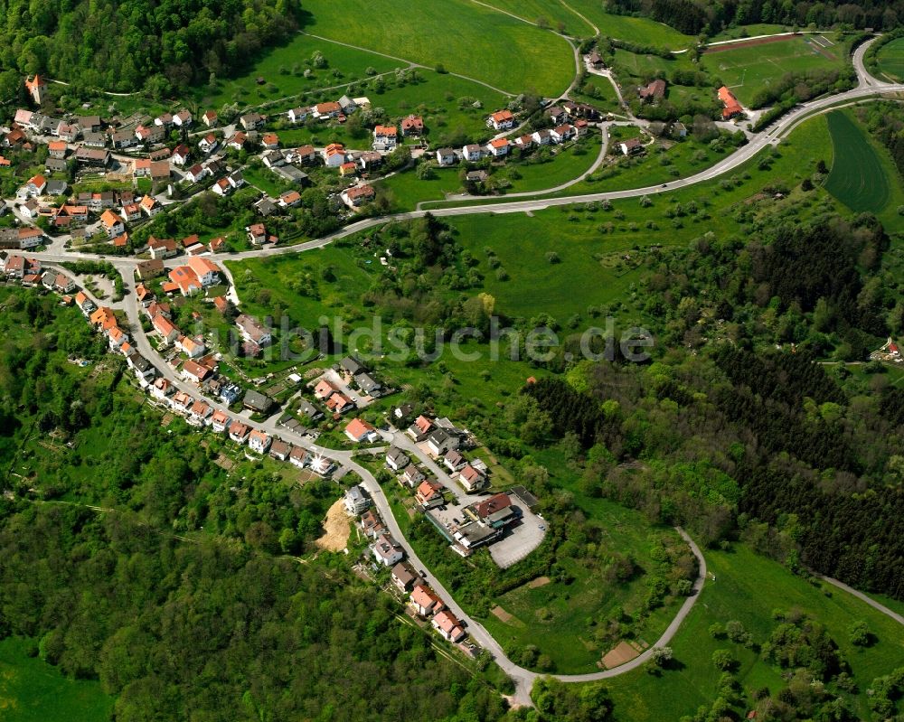 Hohenstaufen aus der Vogelperspektive: Dorf - Ansicht am Rande Waldgebieten in Hohenstaufen im Bundesland Baden-Württemberg, Deutschland