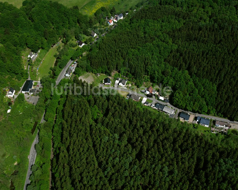 Hüttebruch aus der Vogelperspektive: Dorf - Ansicht am Rande von Waldgebieten in Hüttebruch im Bundesland Nordrhein-Westfalen, Deutschland