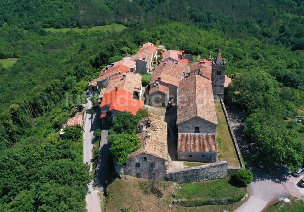 Luftbild Hum - Dorf - Ansicht am Rande von Waldgebieten in Hum in Istrien - Istarska zupanija, Kroatien