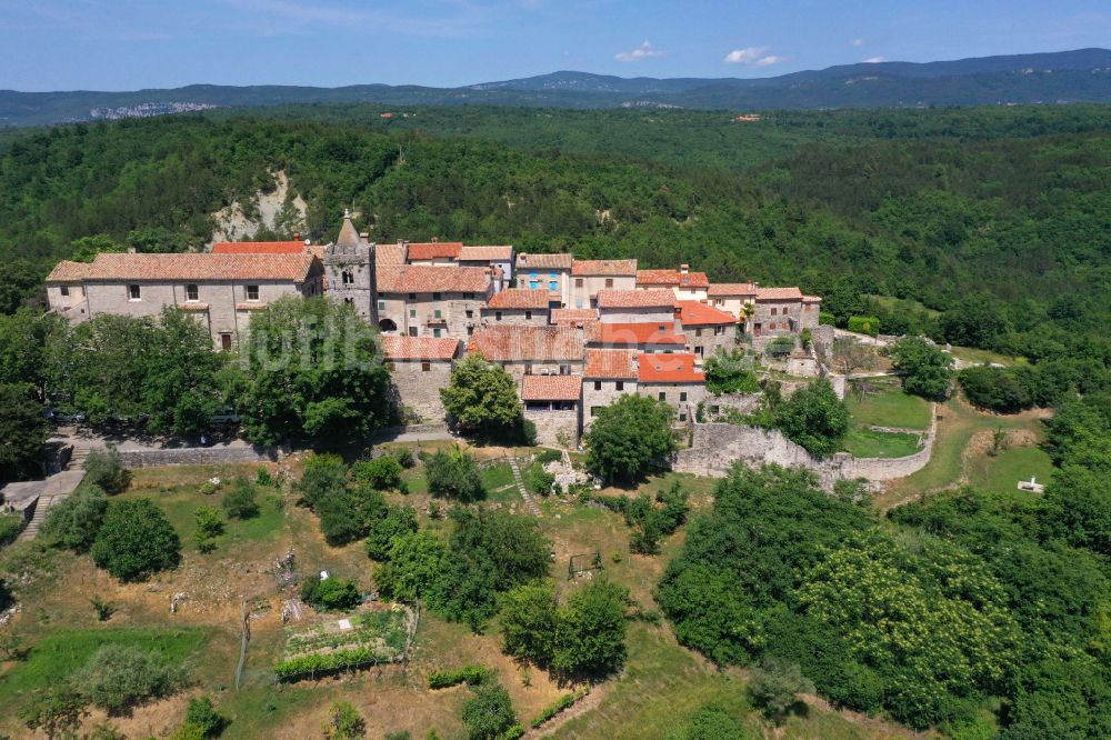 Hum von oben - Dorf - Ansicht am Rande von Waldgebieten in Hum in Istrien - Istarska zupanija, Kroatien