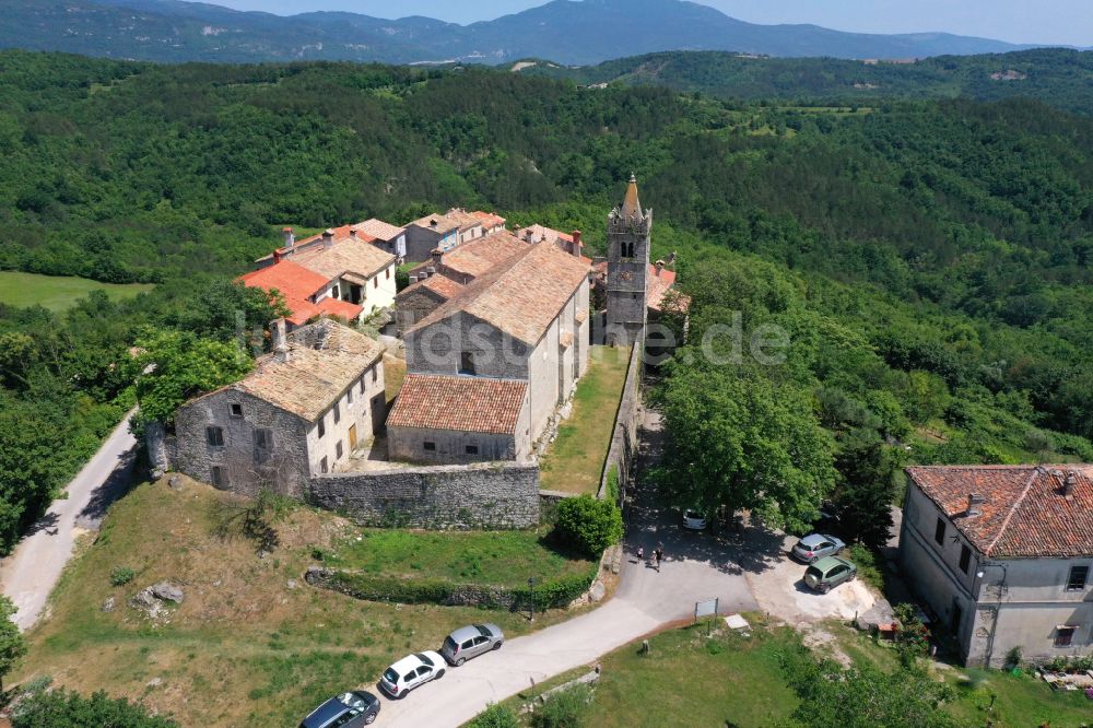 Luftbild Hum - Dorf - Ansicht am Rande von Waldgebieten in Hum in Istrien - Istarska zupanija, Kroatien