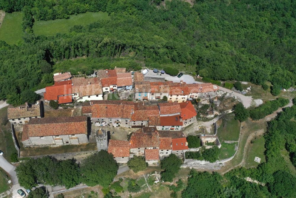 Hum von oben - Dorf - Ansicht am Rande von Waldgebieten in Hum in Istrien - Istarska zupanija, Kroatien