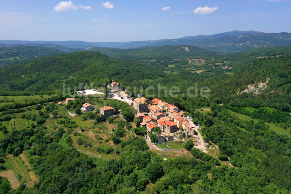 Hum aus der Vogelperspektive: Dorf - Ansicht am Rande von Waldgebieten in Hum in Istrien - Istarska zupanija, Kroatien
