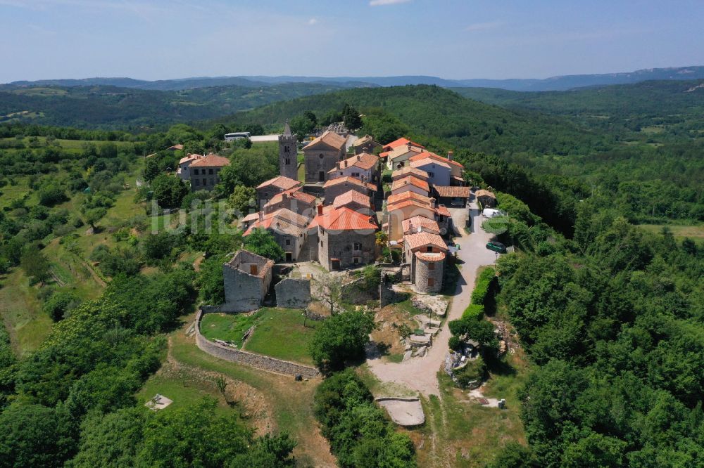 Luftaufnahme Hum - Dorf - Ansicht am Rande von Waldgebieten in Hum in Istrien - Istarska zupanija, Kroatien