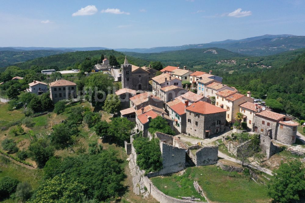 Hum aus der Vogelperspektive: Dorf - Ansicht am Rande von Waldgebieten in Hum in Istrien - Istarska zupanija, Kroatien