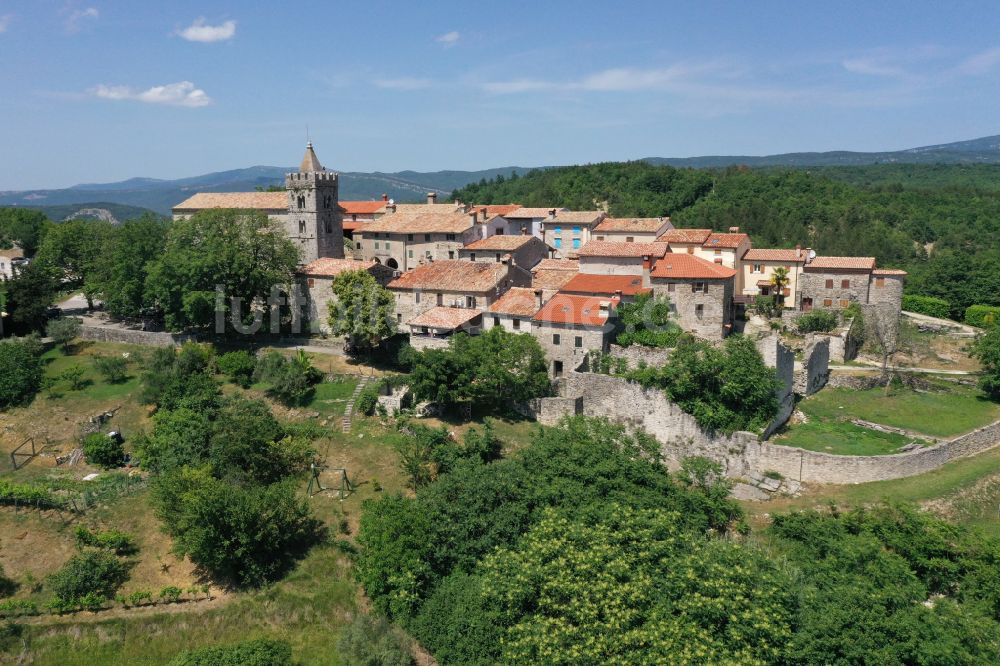 Luftaufnahme Hum - Dorf - Ansicht am Rande von Waldgebieten in Hum in Istrien - Istarska zupanija, Kroatien